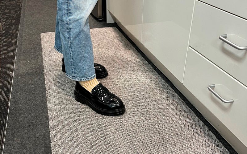 insitu image of someone standing on a comfy kitchen mat